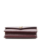 Sac porté épaule Cassandre Envelope Chain Wallet en cuir grain de poudre gaufré matelassé chevrons bordeaux