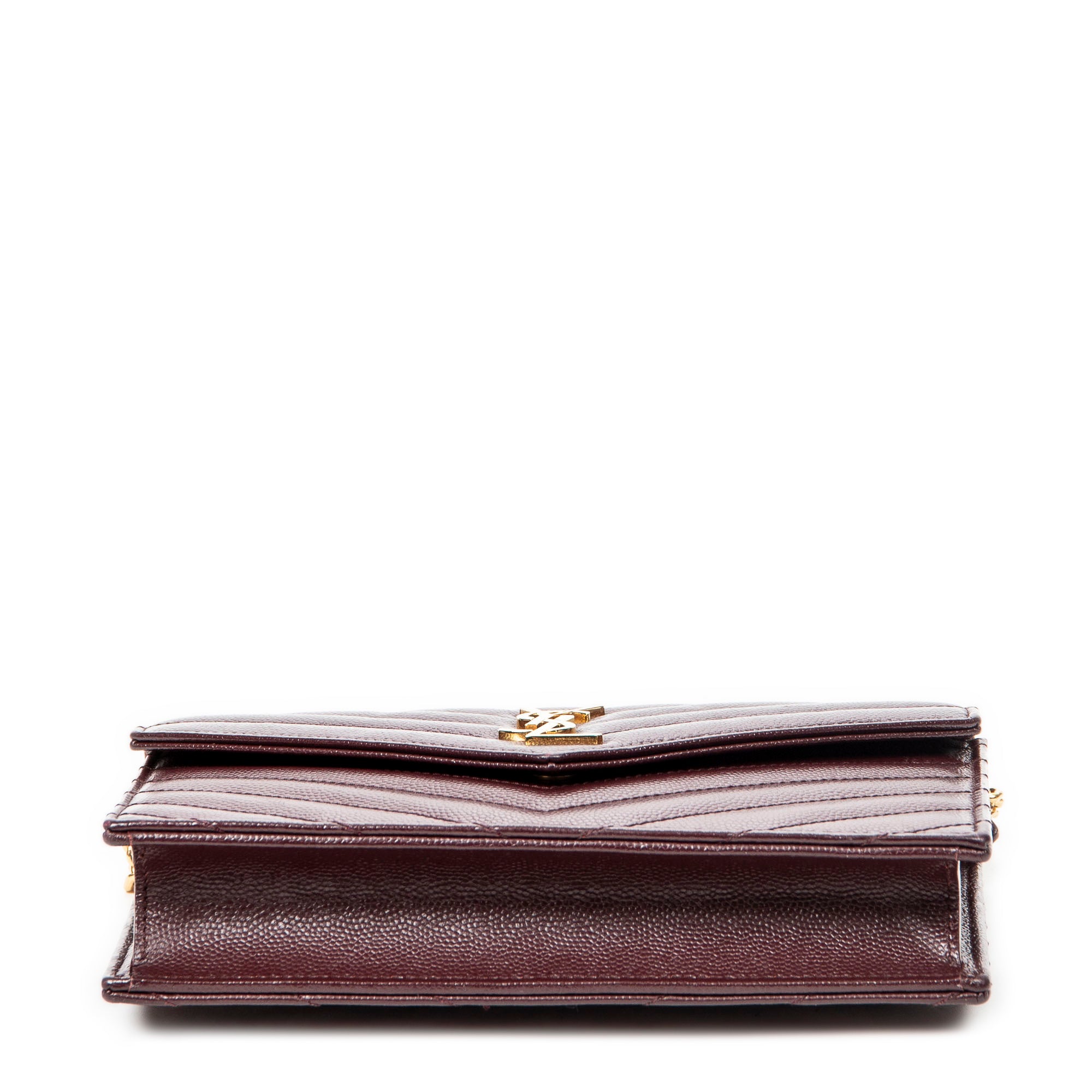 Sac porté épaule Cassandre Envelope Chain Wallet en cuir grain de poudre gaufré matelassé chevrons bordeaux