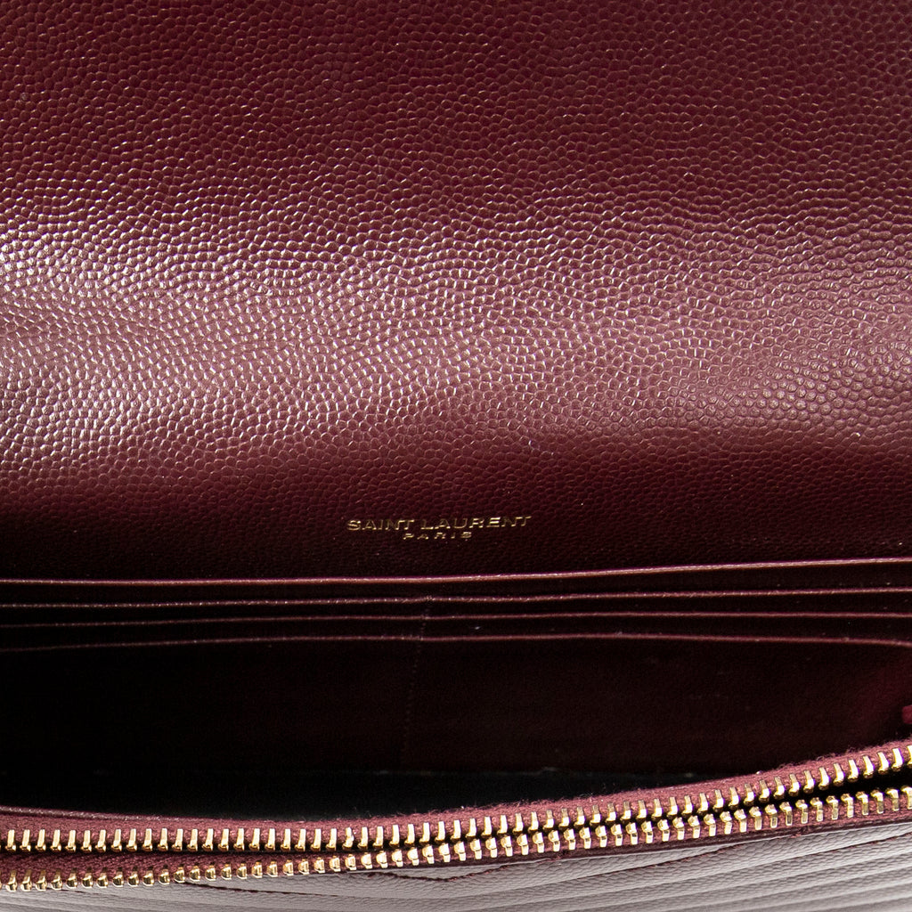 Sac porté épaule Cassandre Envelope Chain Wallet en cuir grain de poudre gaufré matelassé chevrons bordeaux
