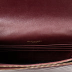 Sac porté épaule Cassandre Envelope Chain Wallet en cuir grain de poudre gaufré matelassé chevrons bordeaux
