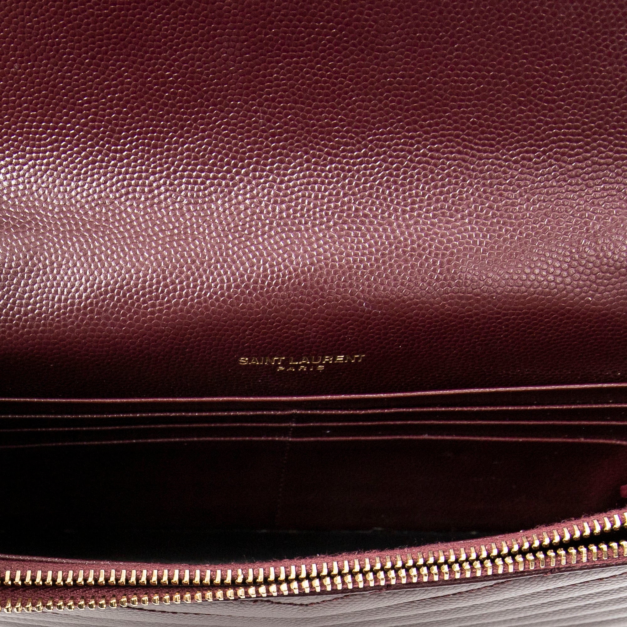 Sac porté épaule Cassandre Envelope Chain Wallet en cuir grain de poudre gaufré matelassé chevrons bordeaux