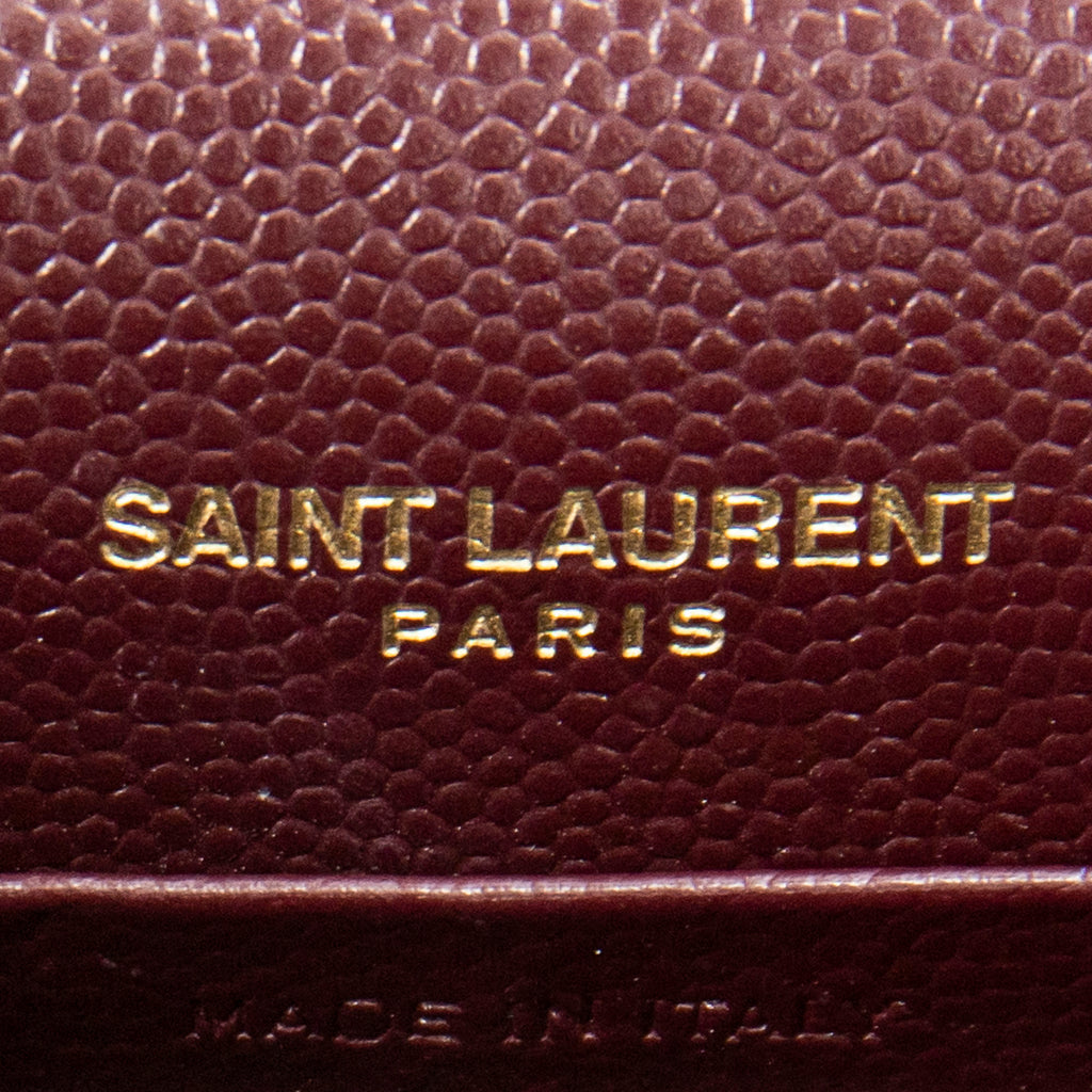 Sac porté épaule Cassandre Envelope Chain Wallet en cuir grain de poudre gaufré matelassé chevrons bordeaux