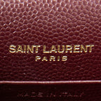 Sac porté épaule Cassandre Envelope Chain Wallet en cuir grain de poudre gaufré matelassé chevrons bordeaux