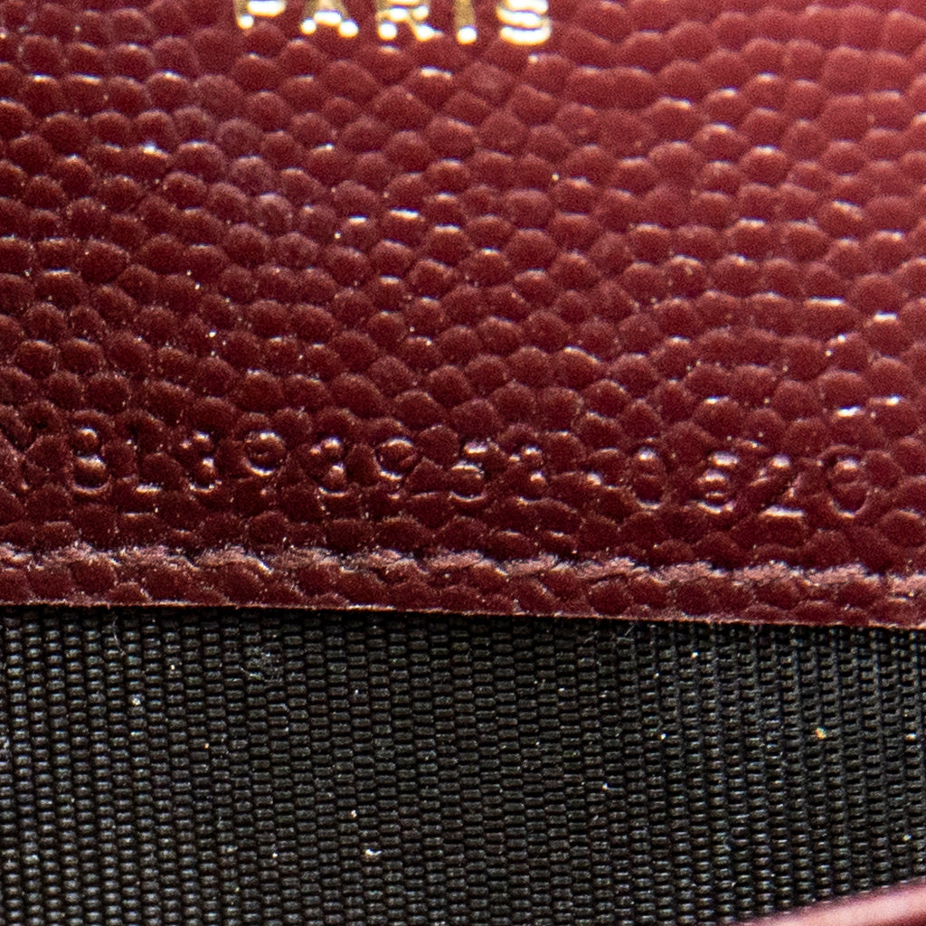 Sac porté épaule Cassandre Envelope Chain Wallet en cuir grain de poudre gaufré matelassé chevrons bordeaux
