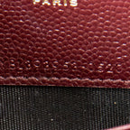 Sac porté épaule Cassandre Envelope Chain Wallet en cuir grain de poudre gaufré matelassé chevrons bordeaux
