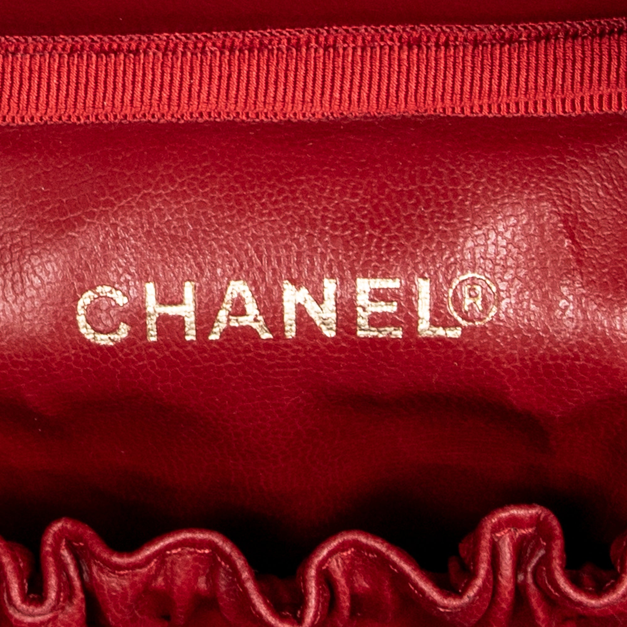 Bolso CC Tall Vanity Case Piel de Caviar Roja