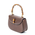 Bolso de Hombro Pequeño Asa Superior de Bambú Solapa Piel Granulada Marrón