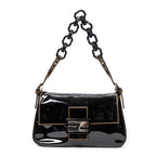 Bolso de hombro mini baguette de piel charol negra