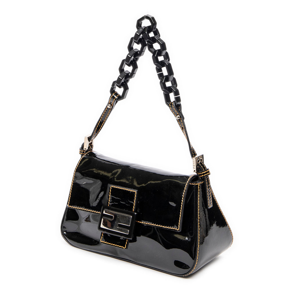 Bolso de hombro mini baguette de piel charol negra