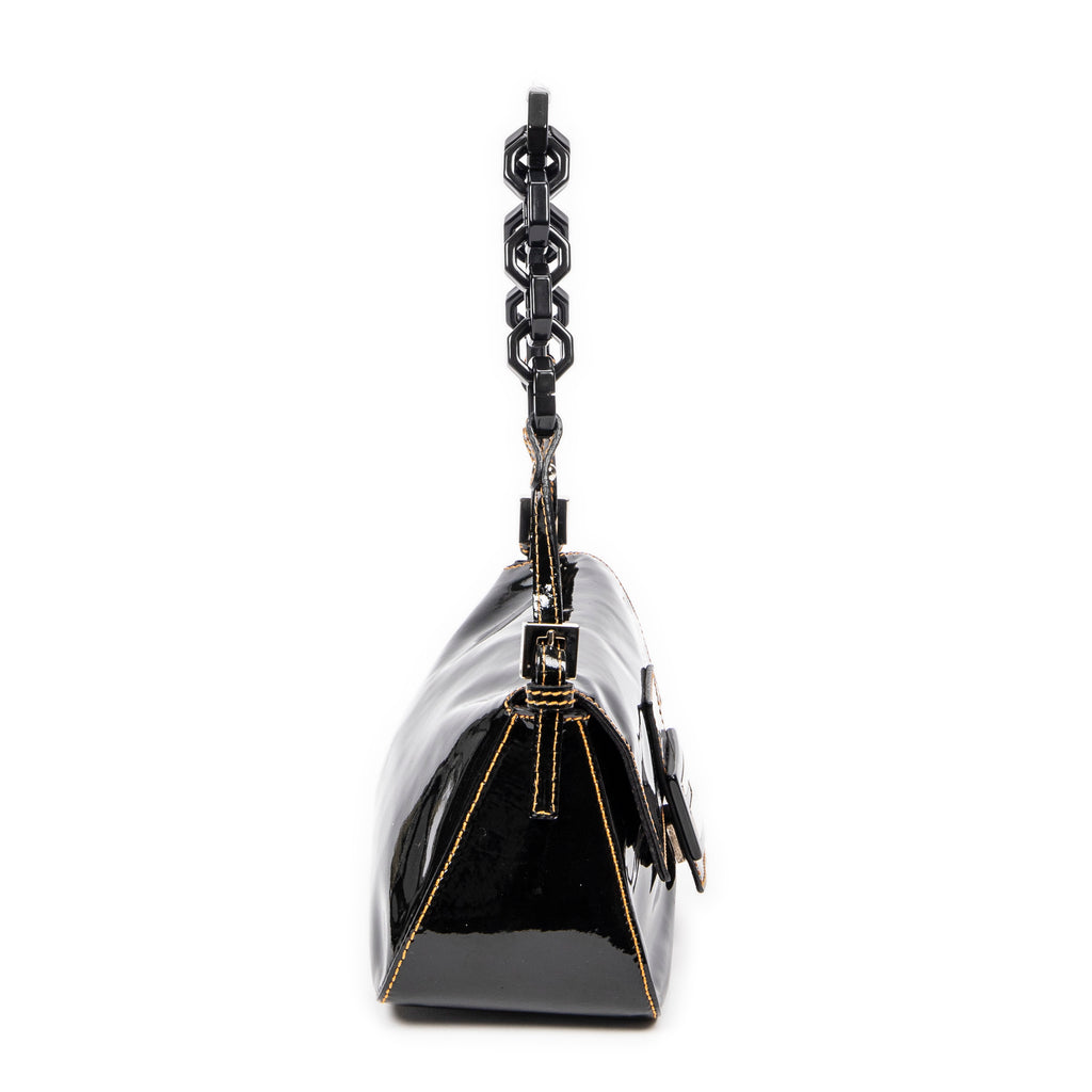 Bolso de hombro mini baguette de piel charol negra