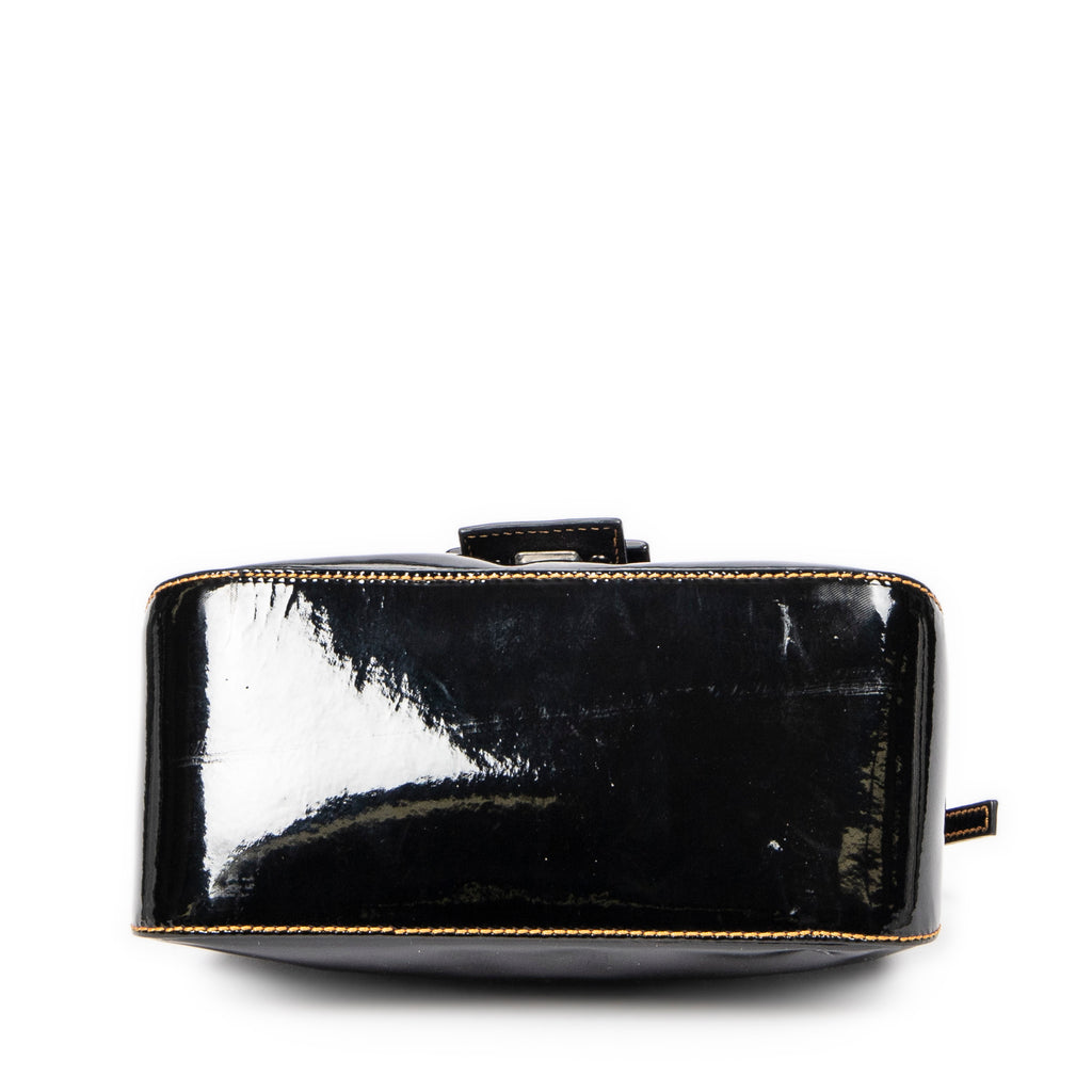 Bolso de hombro mini baguette de piel charol negra