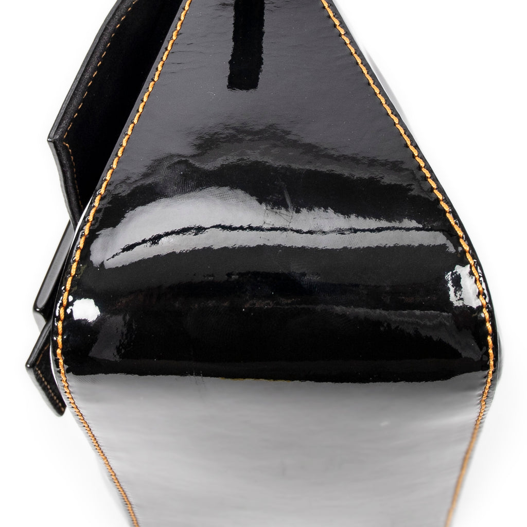 Bolso de hombro mini baguette de piel charol negra