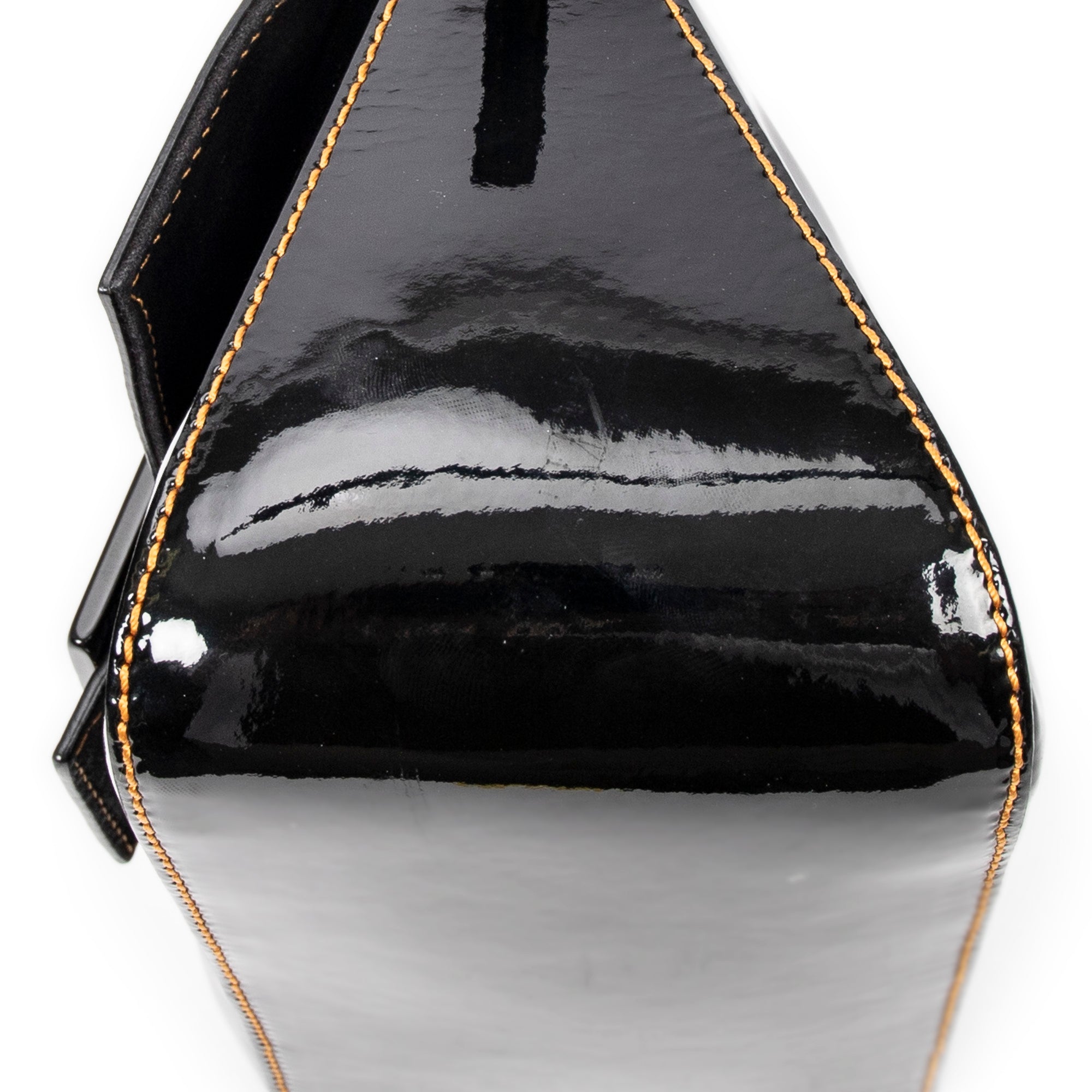 Bolso de hombro mini baguette de piel charol negra