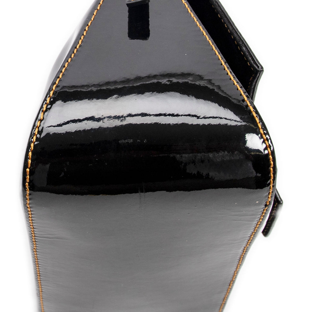 Bolso de hombro mini baguette de piel charol negra