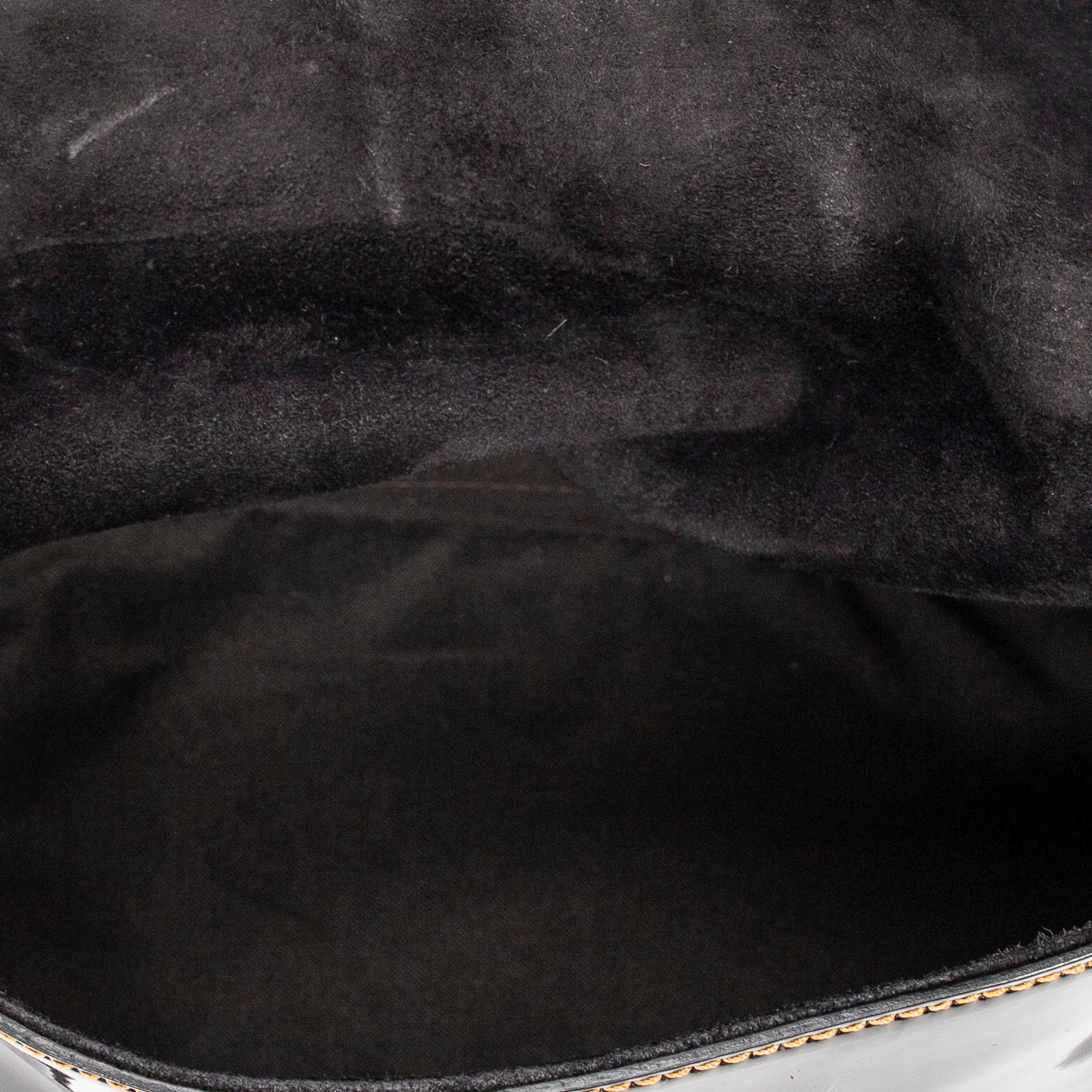 Bolso de hombro mini baguette de piel charol negra