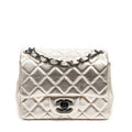 Bolso de Hombro Mini Solapa Cuadrada Piel de Becerro Acolchada Dorada