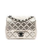 Bolso de Hombro Mini Solapa Cuadrada Piel de Becerro Acolchada Dorada
