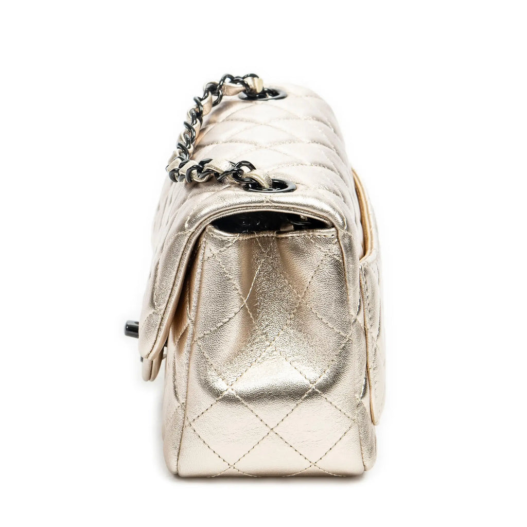 Bolso de Hombro Mini Solapa Cuadrada Piel de Becerro Acolchada Dorada