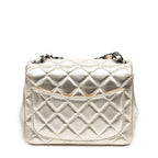 Bolso de Hombro Mini Solapa Cuadrada Piel de Becerro Acolchada Dorada
