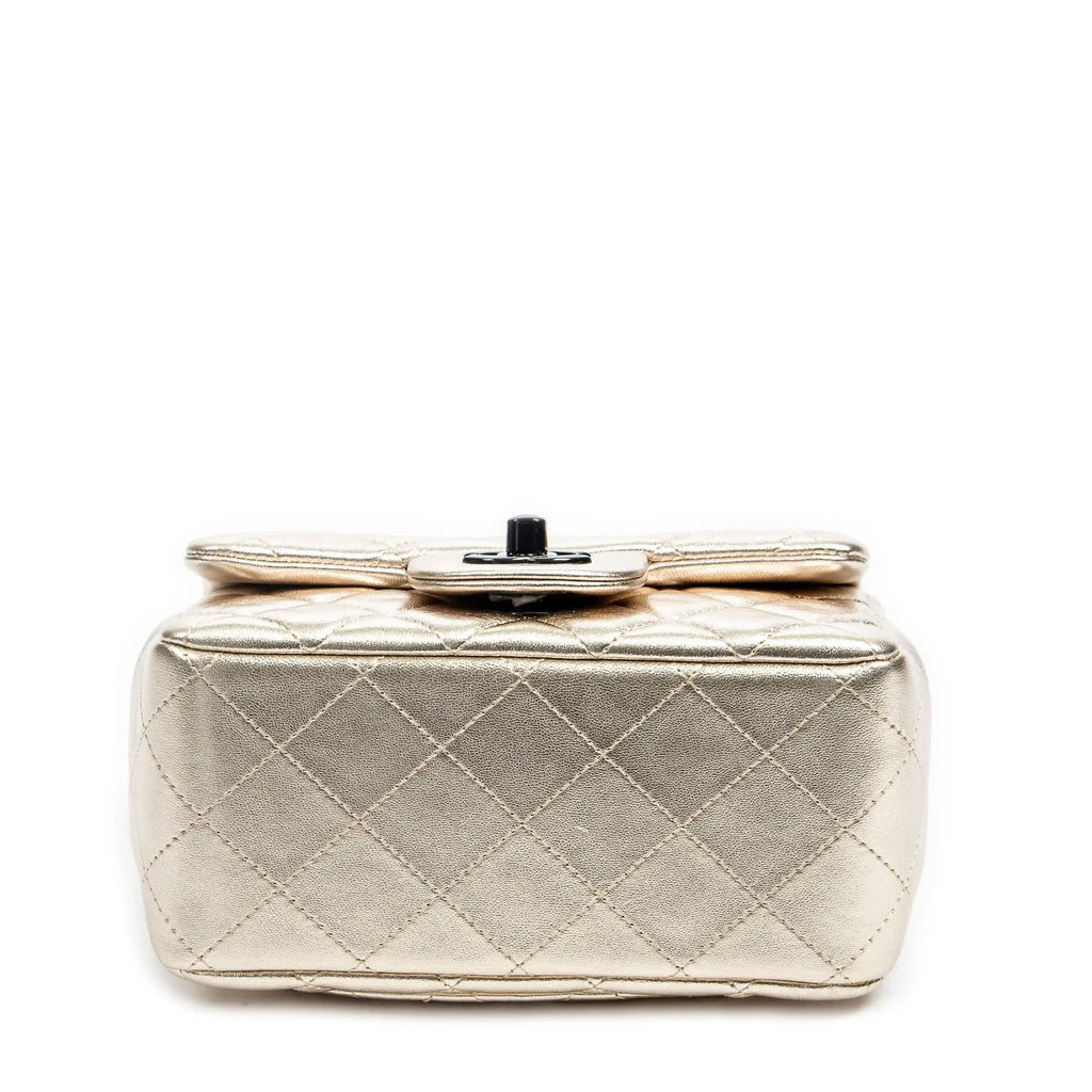 Bolso de Hombro Mini Solapa Cuadrada Piel de Becerro Acolchada Dorada