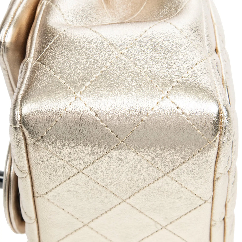 Bolso de Hombro Mini Solapa Cuadrada Piel de Becerro Acolchada Dorada