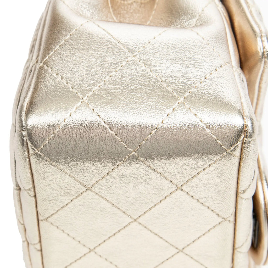 Bolso de Hombro Mini Solapa Cuadrada Piel de Becerro Acolchada Dorada