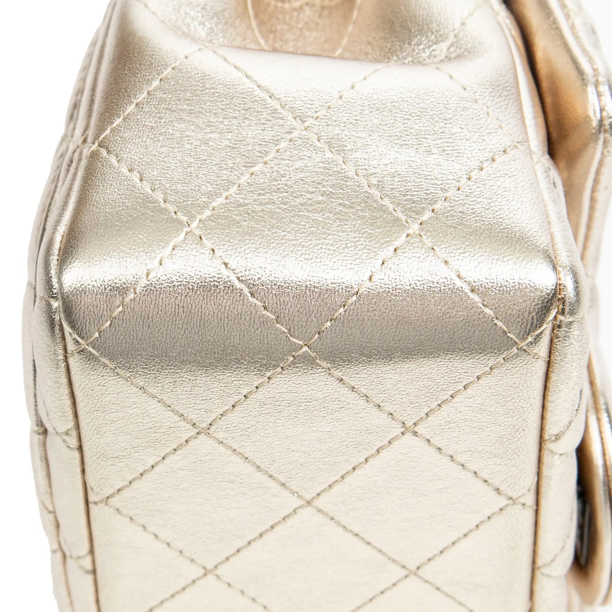 Bolso de Hombro Mini Solapa Cuadrada Piel de Becerro Acolchada Dorada