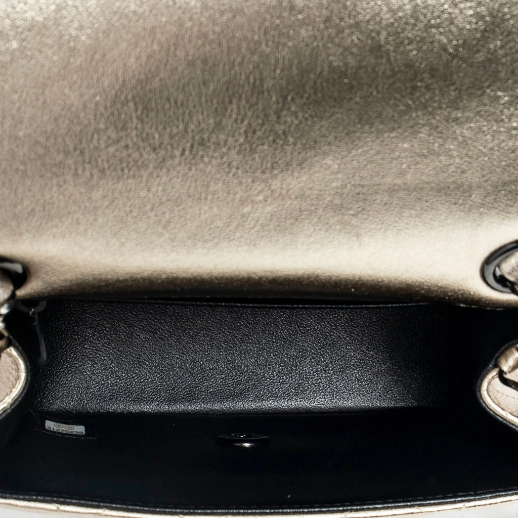 Bolso de Hombro Mini Solapa Cuadrada Piel de Becerro Acolchada Dorada