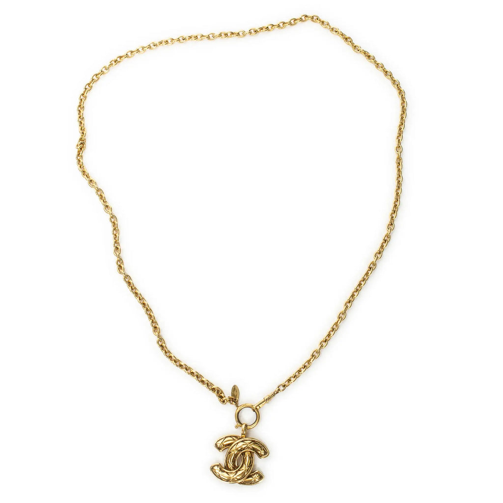 Collar acolchado con colgante de doble C, cadena chapada en oro