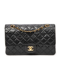 Bolso de hombro Classic Double Flap 26 de piel de becerro acolchada negra