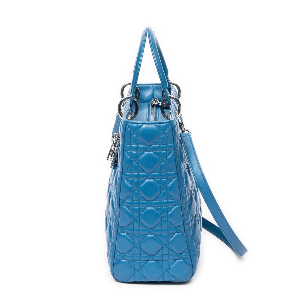 Bolso de hombro grande Lady Dior con cremallera en piel de cordero Cannage azul