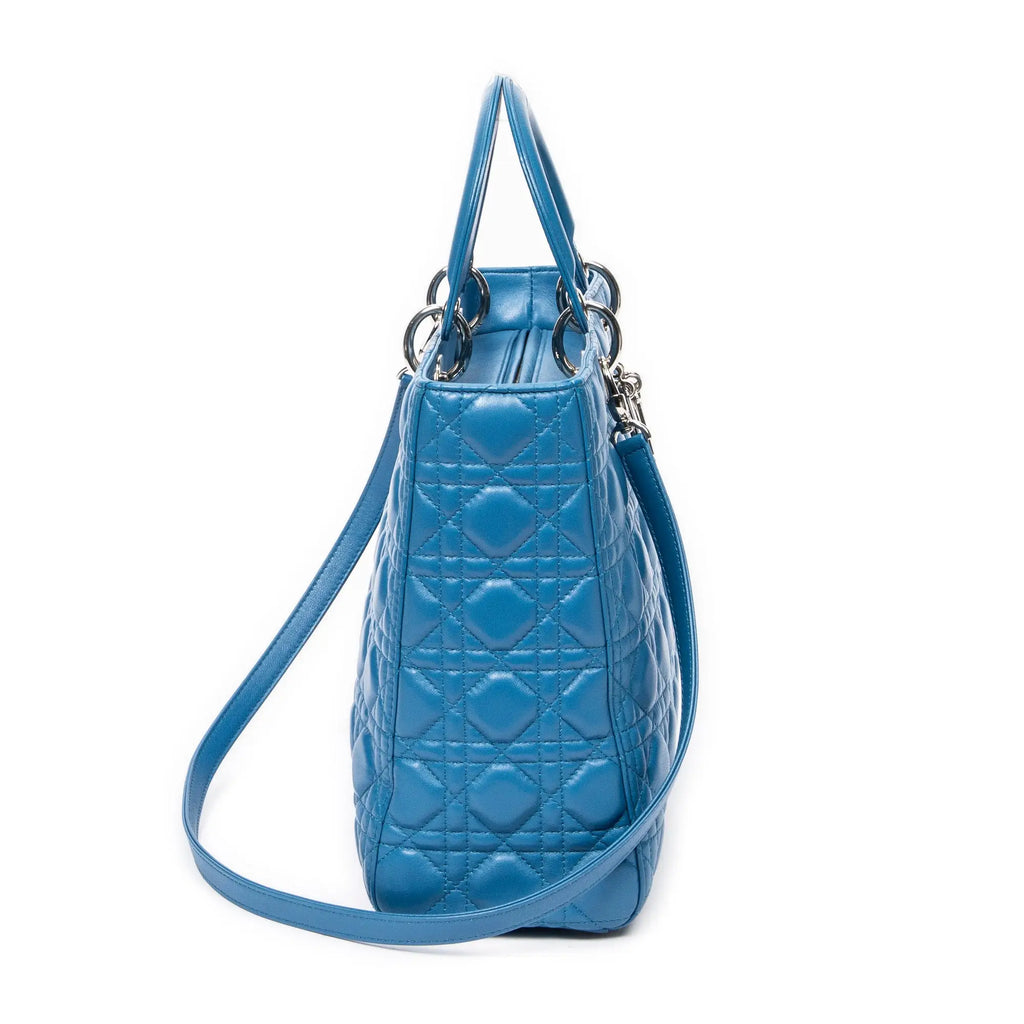 Bolso de hombro grande Lady Dior con cremallera en piel de cordero Cannage azul