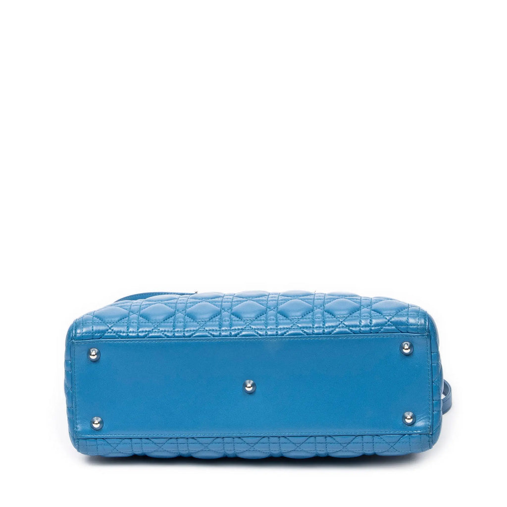 Bolso de hombro grande Lady Dior con cremallera en piel de cordero Cannage azul