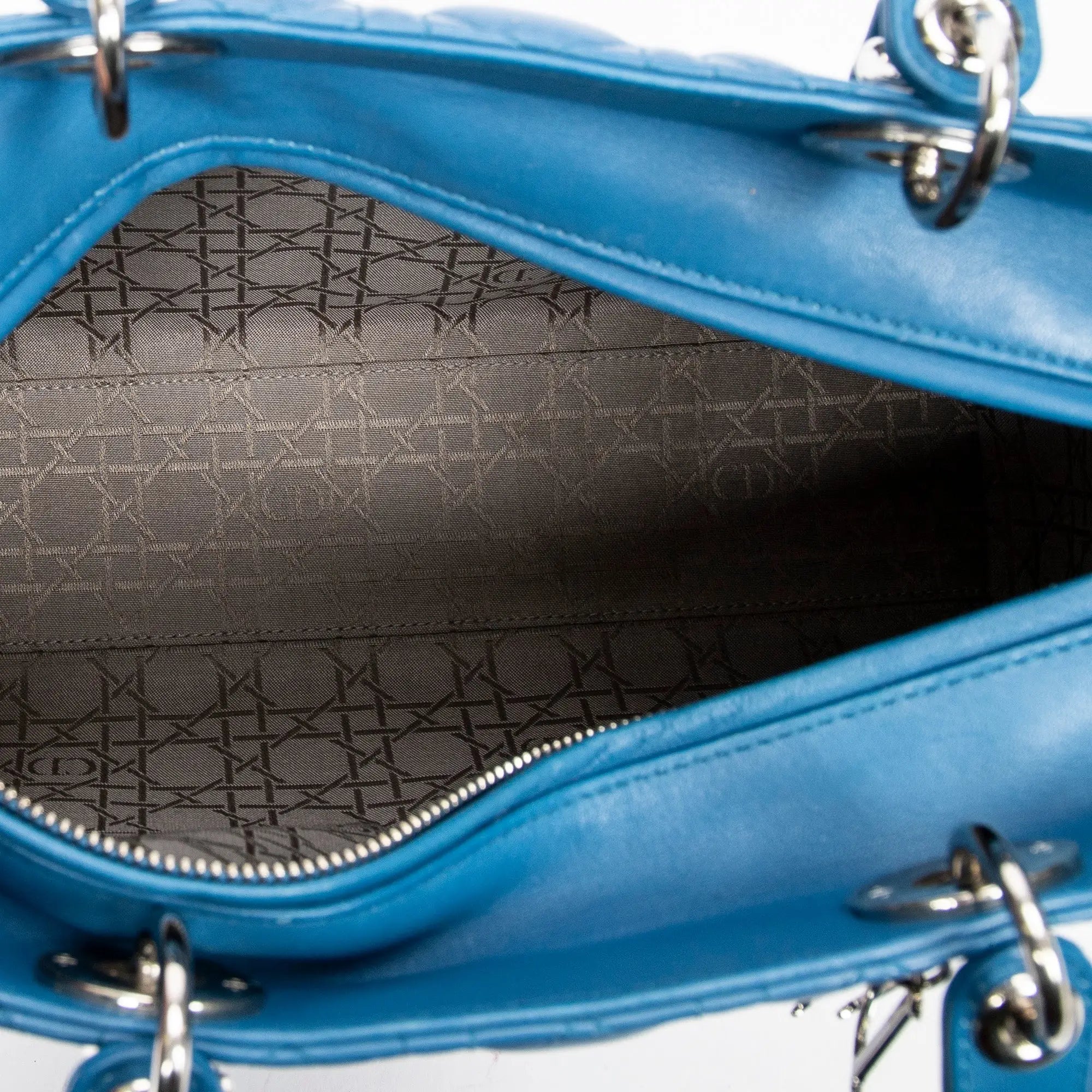 Bolso de hombro grande Lady Dior con cremallera en piel de cordero Cannage azul