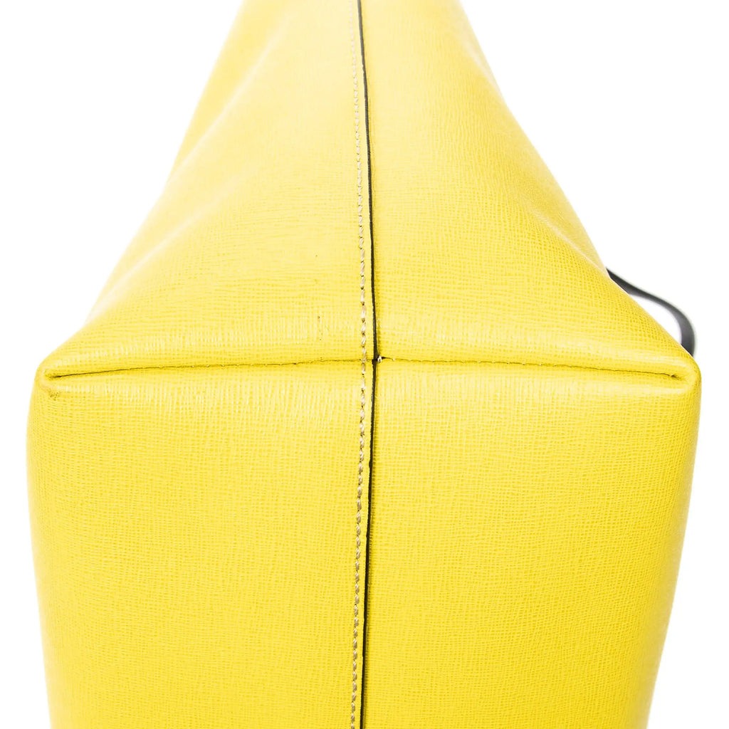 Bolso de hombro con ojos de monstruo, cremallera enrollable, piel texturizada amarilla