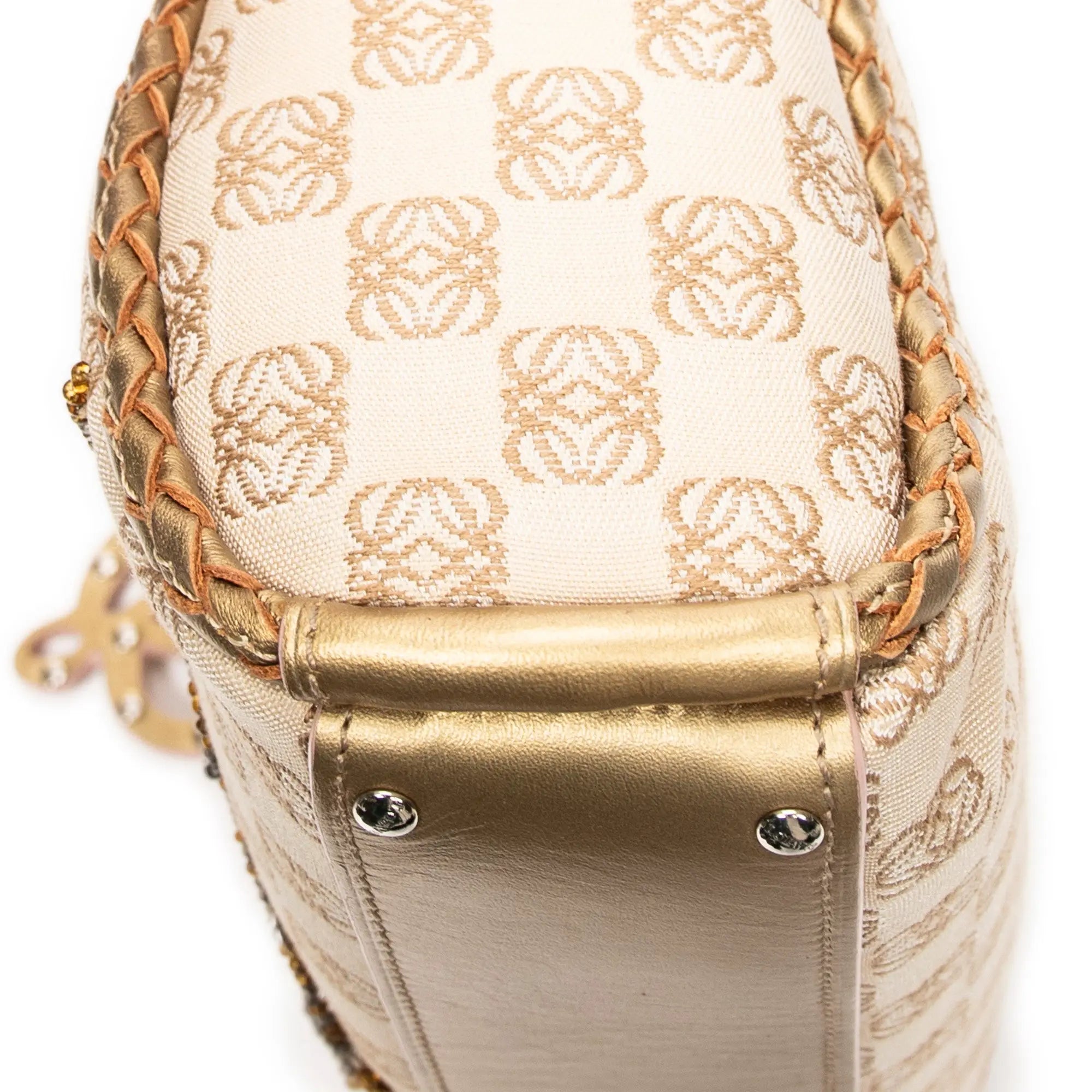 Bolso de mano con asa trenzada, cierre de cremallera y lona Anagram beige