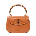 Bolso de mano pequeño con asa superior de bambú, solapa y piel de becerro lisa color canela