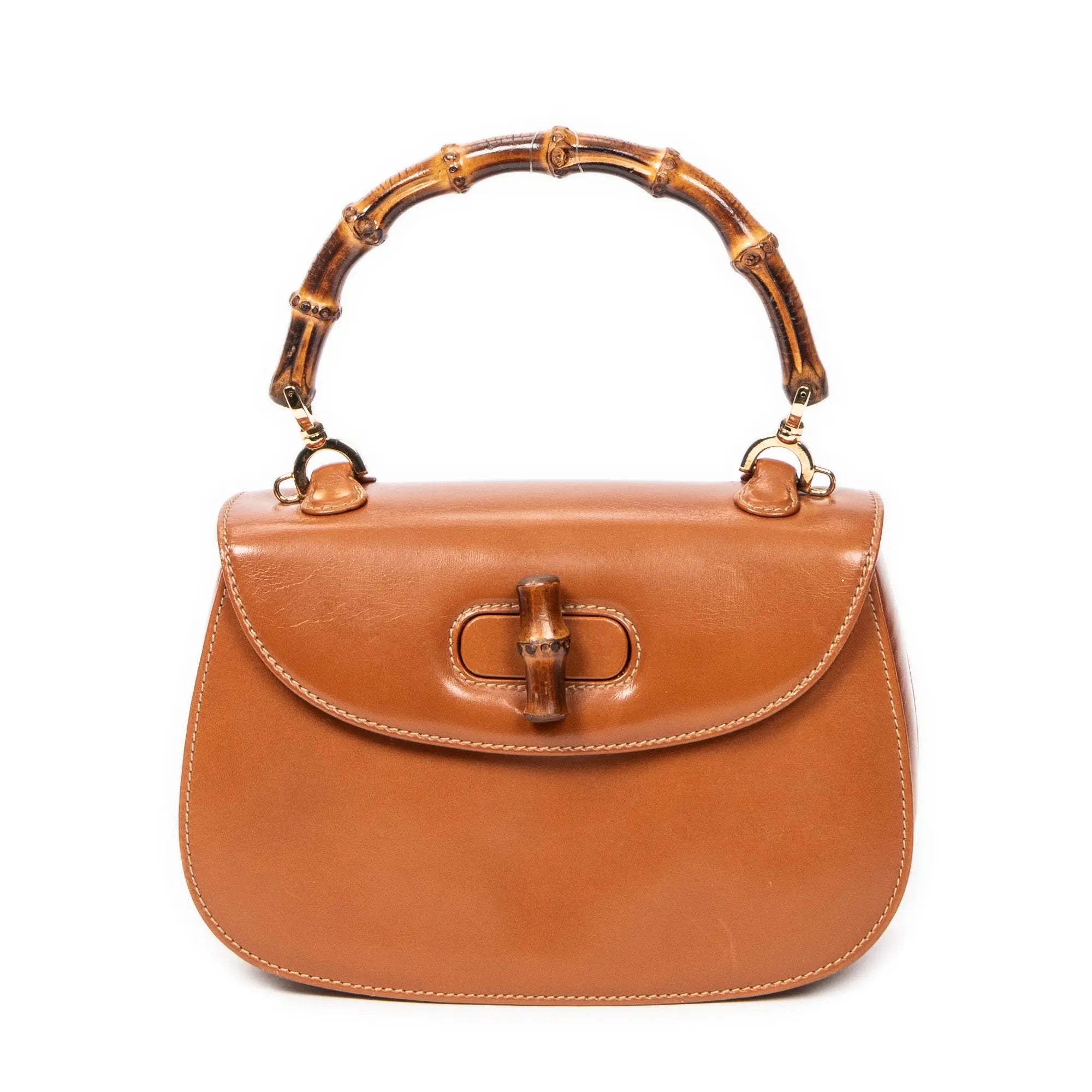 Bolso de mano pequeño con asa superior de bambú, solapa y piel de becerro lisa color canela