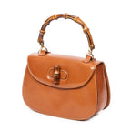 Bolso de mano pequeño con asa superior de bambú, solapa y piel de becerro lisa color canela