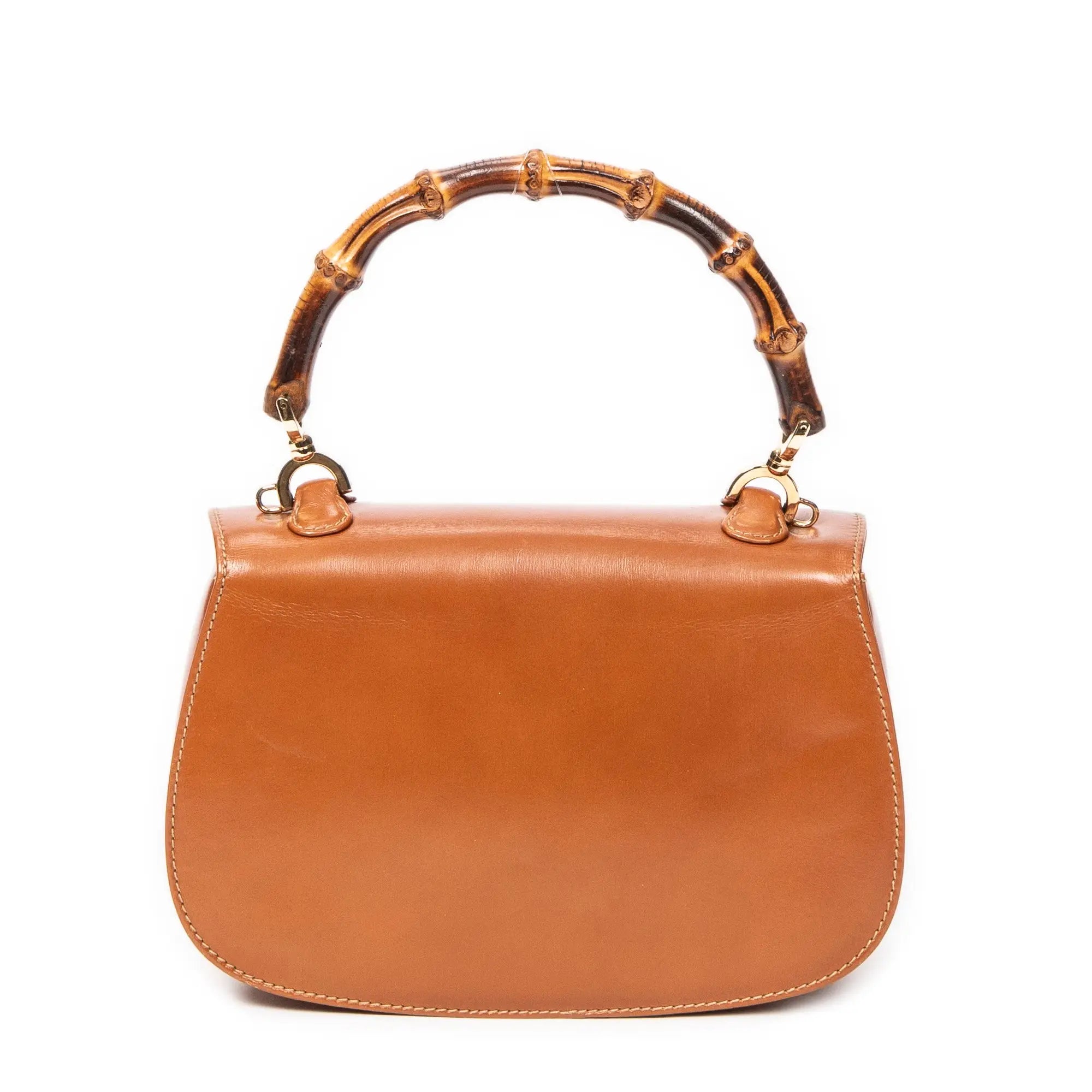 Bolso de mano pequeño con asa superior de bambú, solapa y piel de becerro lisa color canela