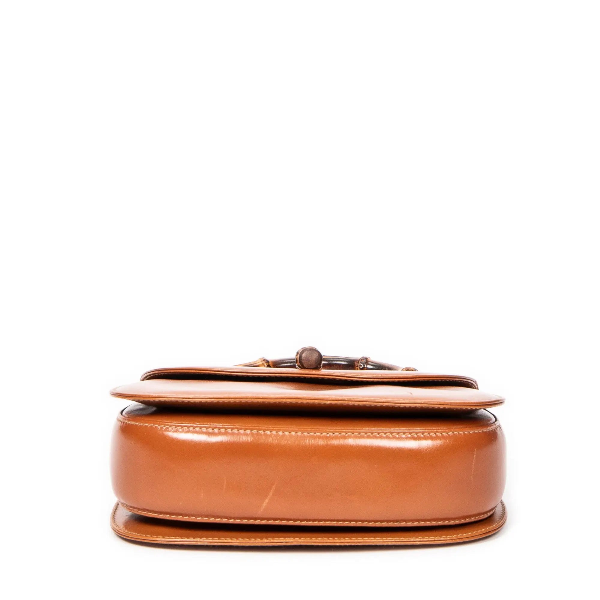 Bolso de mano pequeño con asa superior de bambú, solapa y piel de becerro lisa color canela