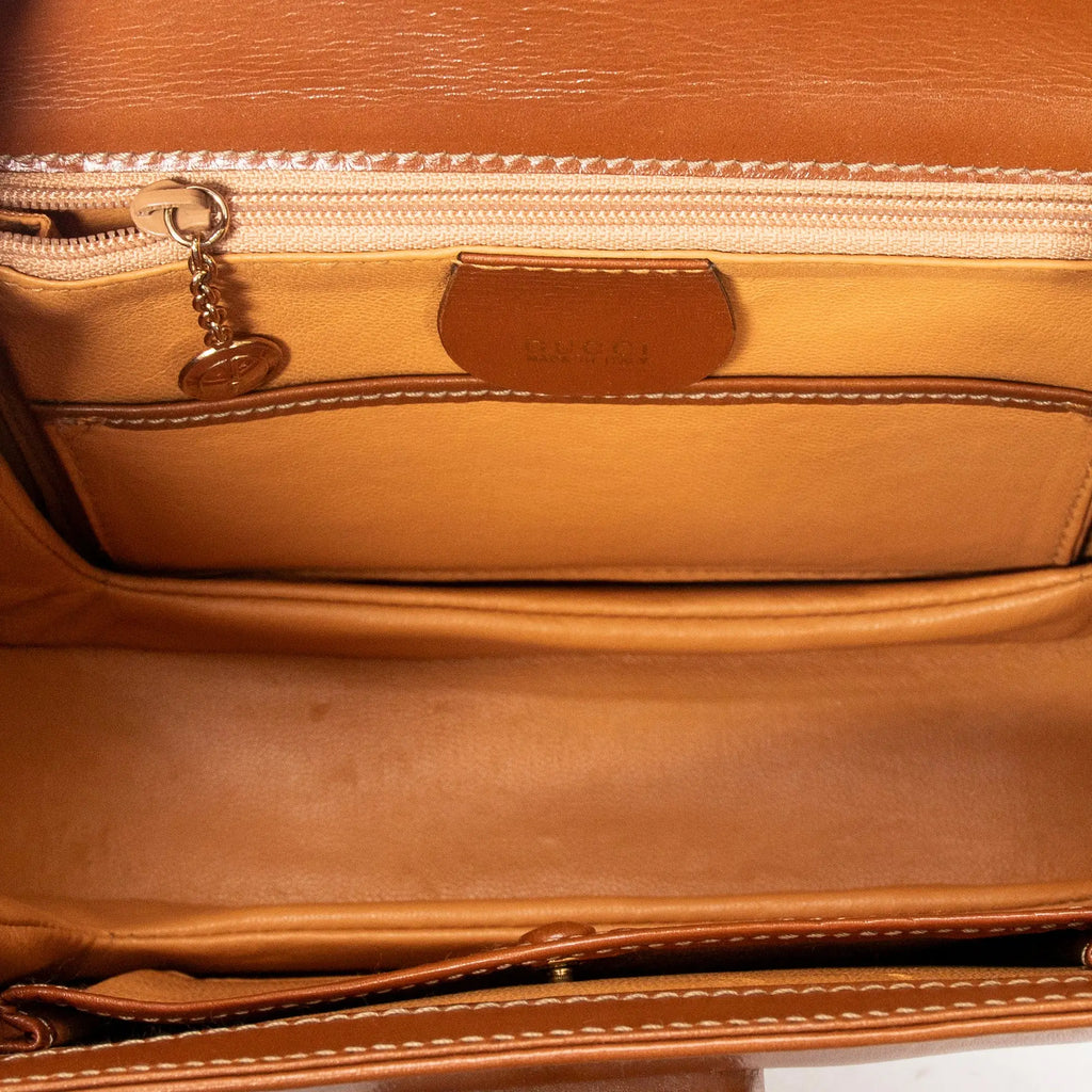 Bolso de mano pequeño con asa superior de bambú, solapa y piel de becerro lisa color canela