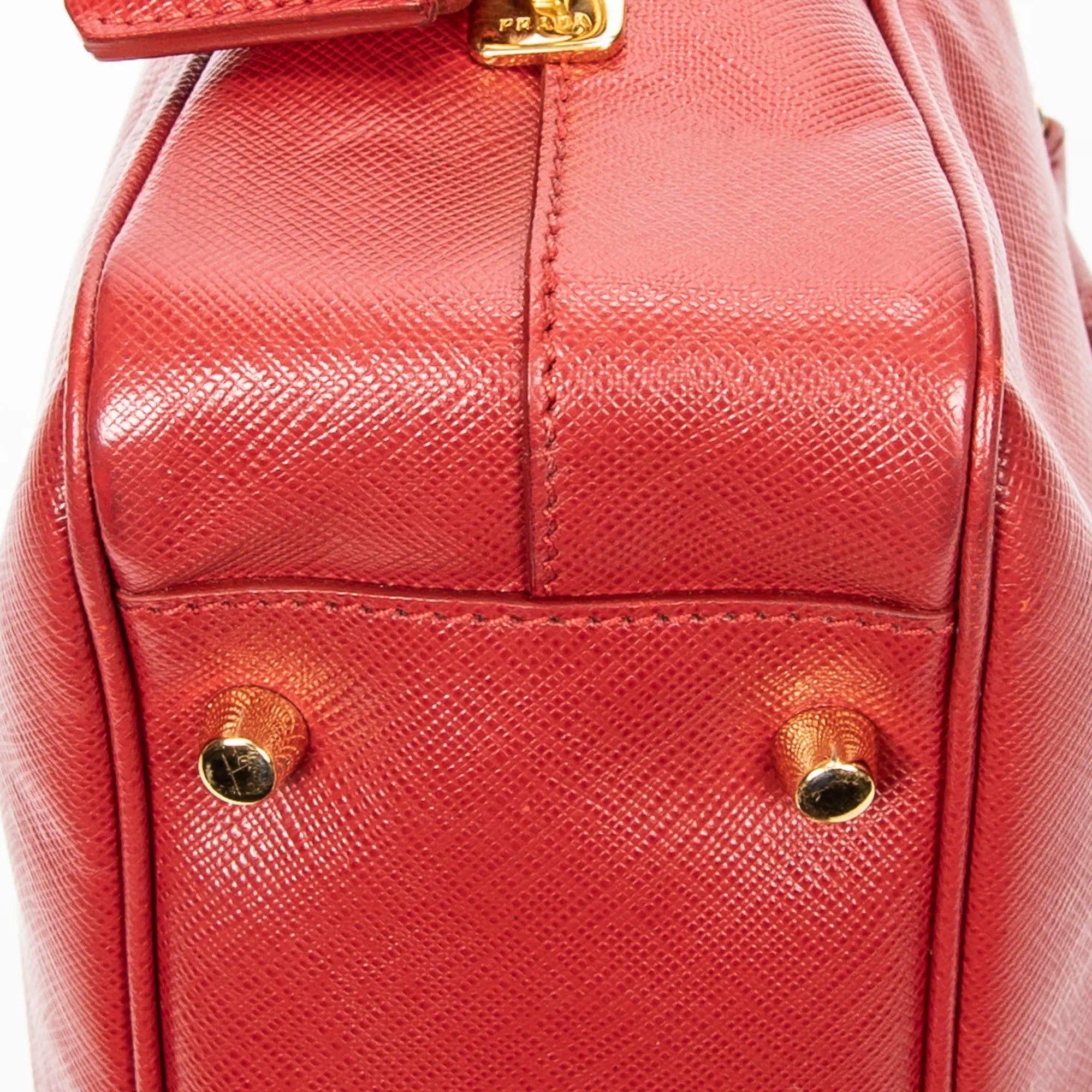 Bolso de mano pequeño con asa superior de piel saffiano roja