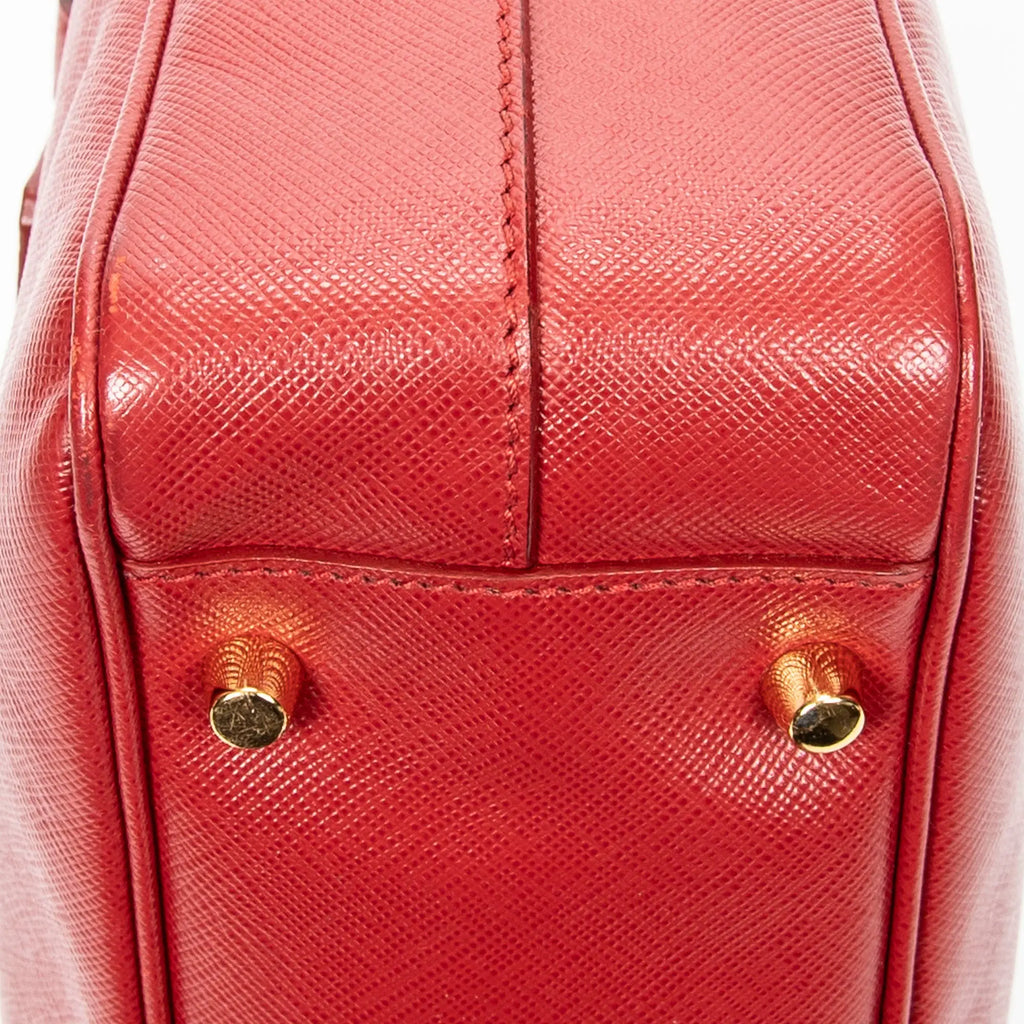 Bolso de mano pequeño con asa superior de piel saffiano roja