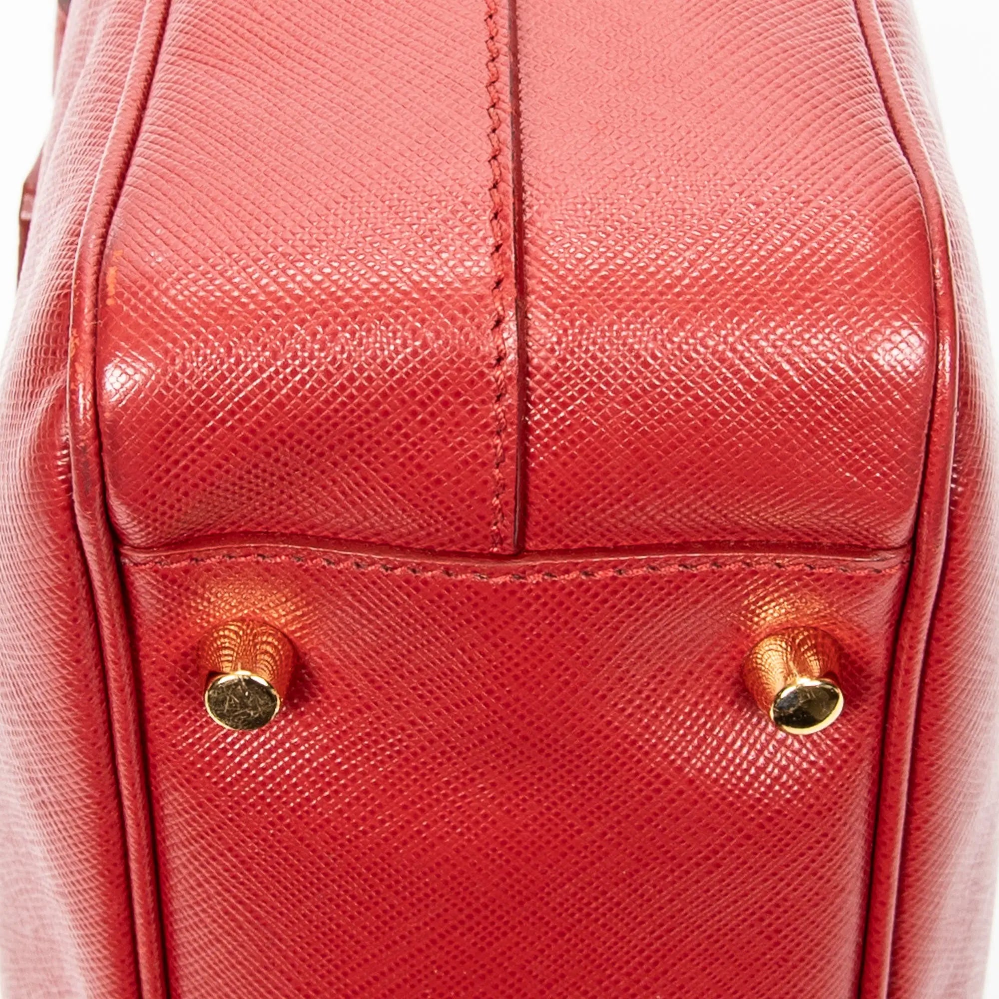 Bolso de mano pequeño con asa superior de piel saffiano roja