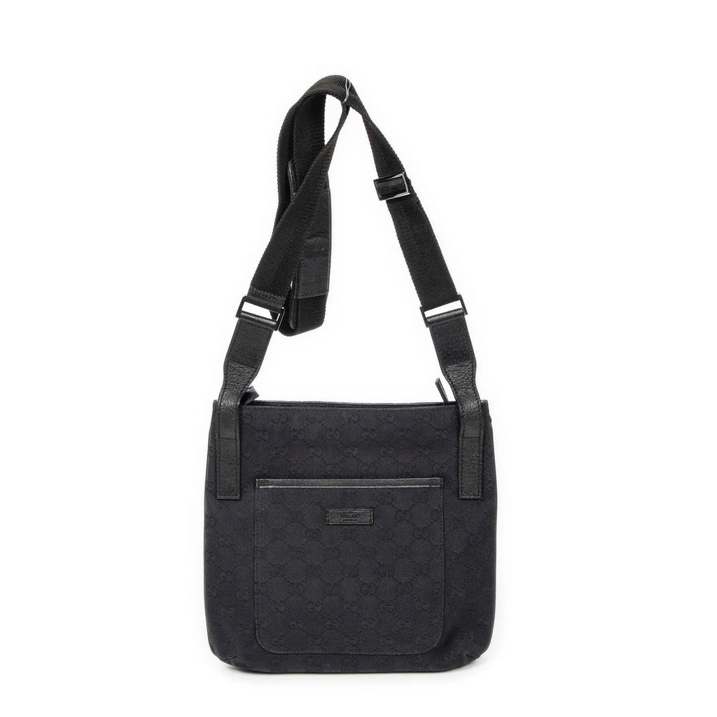 Bolso de hombro con bolsillo frontal abierto y bandolera de lona negra monograma