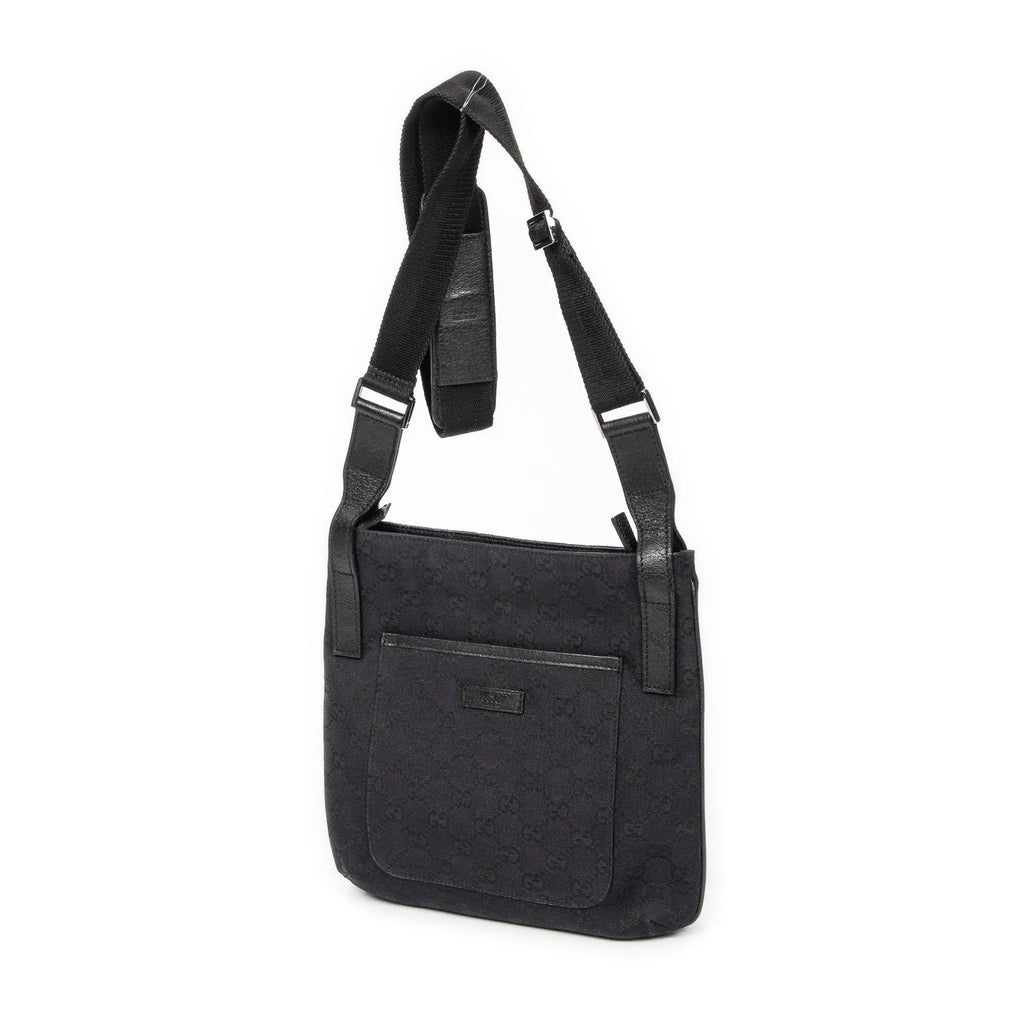 Bolso de hombro con bolsillo frontal abierto y bandolera de lona negra monograma