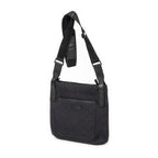 Bolso de hombro con bolsillo frontal abierto y bandolera de lona negra monograma