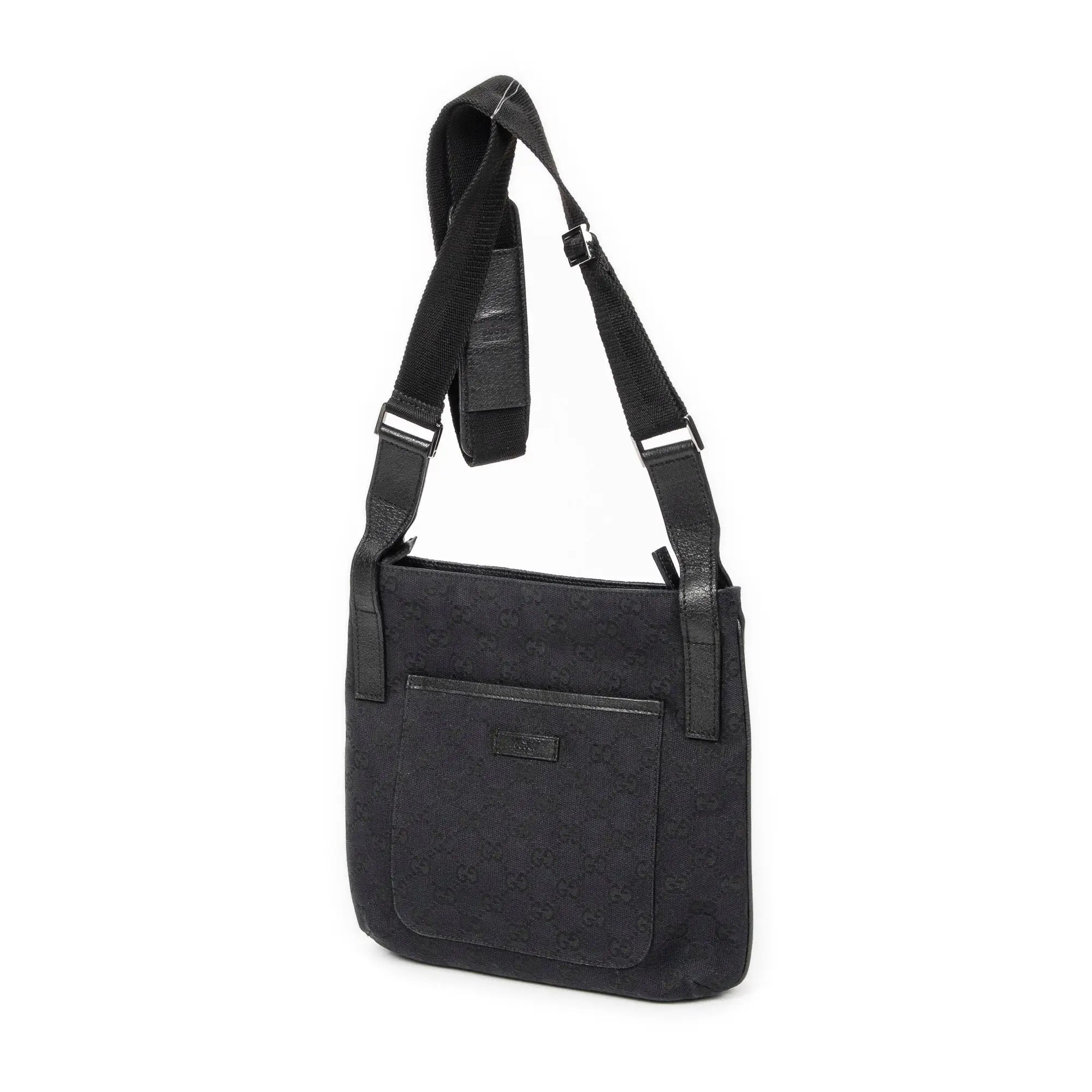 Bolso de hombro con bolsillo frontal abierto y bandolera de lona negra monograma