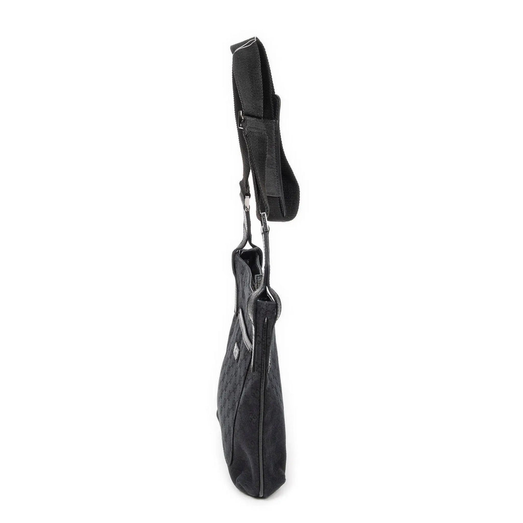 Bolso de hombro con bolsillo frontal abierto y bandolera de lona negra monograma